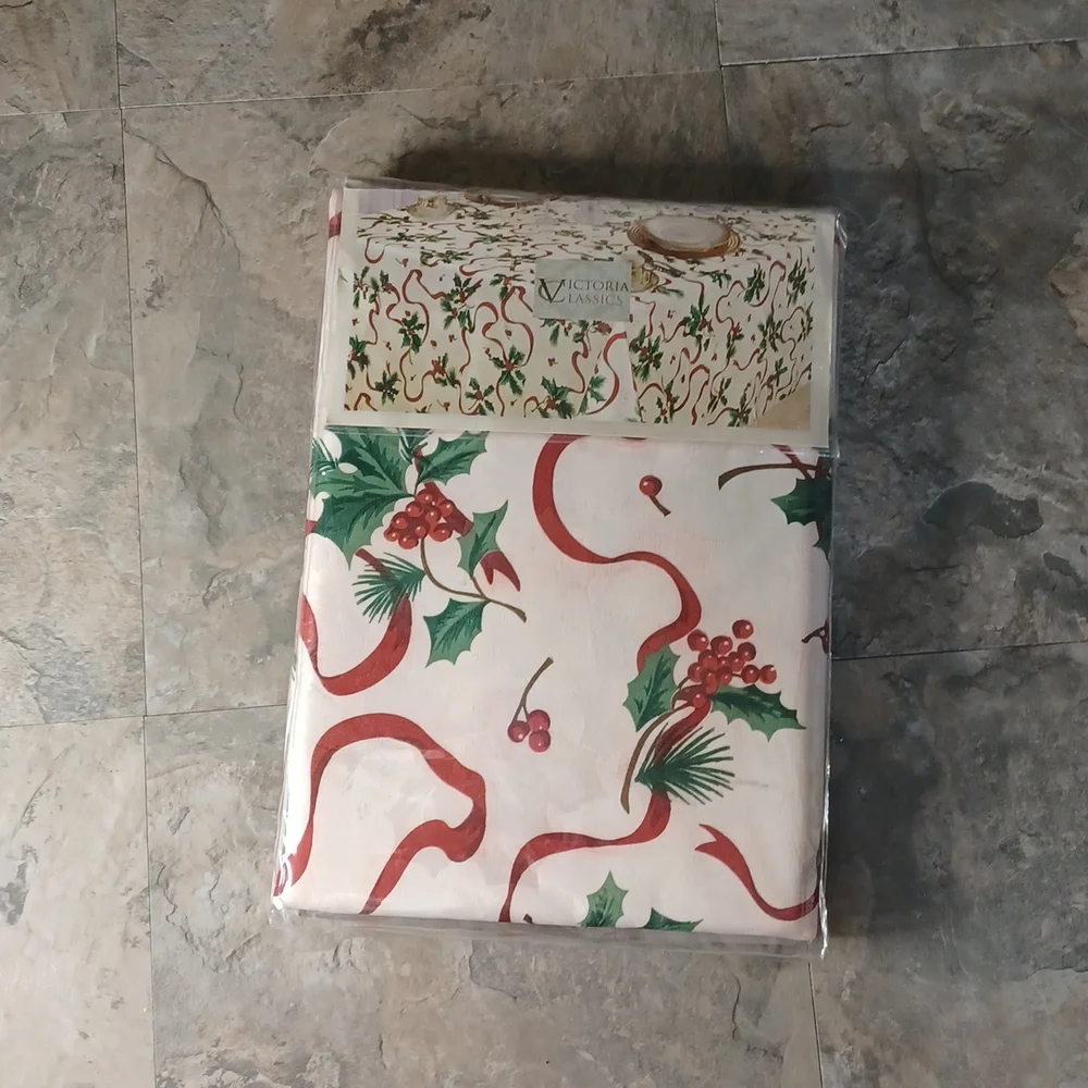 Nwot Victoria Classic Holiday Table Cloth